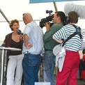 Reges Interesse: Frau Kuhlmann vom bbl-mv während des Interviews mit dem NDR zum Verkauf der ehemaligen Justizvollzugsanstalt in Neustrelitz. © 2005 bbl-mv