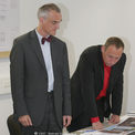 Vorsitzender des Preisgerichtes Uwe Jannsen vom BBL M-V und Architekt Stephan Bastmann bewerten die Vorschläge. © 2007 Betrieb für Bau und LiegenschaftenMecklenburg-Vorpommern