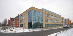 Südansicht mit Blick auf den verglasten Haupteingangsbereich. © 2012 Betrieb für Bau und Liegenschaften Mecklenburg-Vorpommern