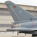 Heckflügel des Eurofighters mit der Flagge der Bundesrepublik und dem Wappen des Jagdgeschwaders 73  Steinhoff . © 2012 Betrieb für Bau und Liegenschaften Mecklenburg-Vorpommern