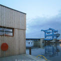 Am Bootshaus. Im Hintergrund ist die Peenebrücke zu sehen. © 2013 Betrieb für Bau und Liegenschaften Mecklenburg-Vorpommern