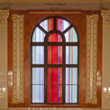 Kunst am Bau im Festsaal des Universitätshauptgebäudes. Der Wettbewerb wurde vom BBL M-V Geschäftsbereich Rostock durchgeführt, die Ausführung der Leistungen überwacht und abgenommen. Das bestimmende Rot im Glas gefiel dem Ministerpräsidenten Erwin Seller © 2013 Betrieb für Bau und Liegenschaften Mecklenburg-Vorpommern