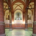 Im Eingangsfoyer steht die lebensgroße Bronzeskulptur  Metis . © 2014 Betrieb für Bau und Liegenschaften Mecklenburg-Vorpommern