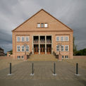 Süd-Fassade mit saniertem Eingang zum Festsaal. © 2014 Betrieb für Bau und Liegenschaften Mecklenburg-Vorpommern
