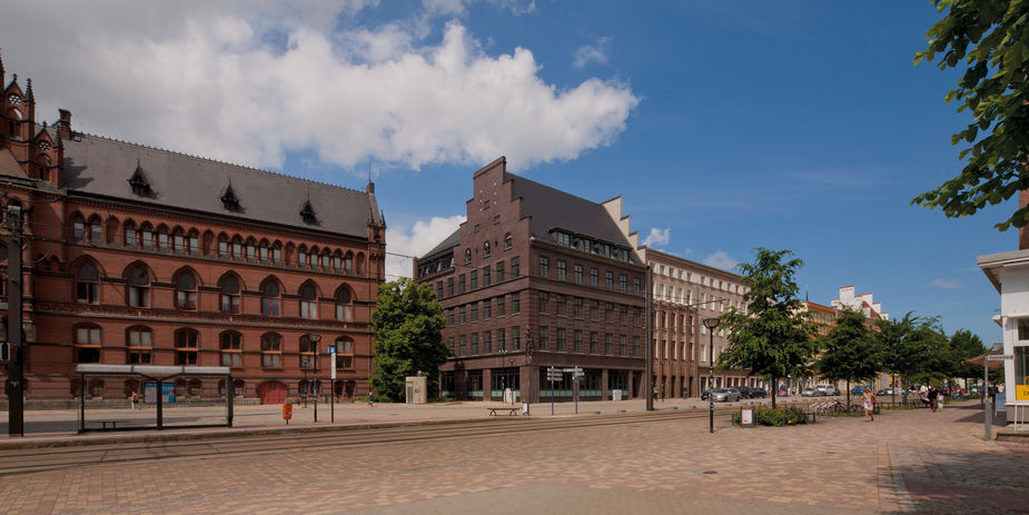 In der Wallstraße 2 in Rostock sind Teile des Finanzministeriums sowie das SBL Rostock untergebracht. Hier eine Ansicht aus der Steinstraße auf das Dienstgebäude links ist das Ständehaus zu sehen Sitz des Oberlandesgerichts Rostock. © 2014 Betrieb für Bau und Liegenschaften Mecklenburg-Vorpommern In der Wallstraße 2 in Rostock sind Teile des Finanzministeriums sowie das SBL Rostock untergebracht. Hier eine Ansicht aus der Steinstraße auf das Dienstgebäude links ist das Ständehaus zu sehen Sitz des Oberlandesgerichts Rostock. © 2014 Betrieb für Bau und Liegenschaften Mecklenburg-Vorpommern