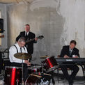 JVA Leiter Dr. Jörg-Uwe Schäfer (r.) mit seinen Kollegen Achim Fust (Bass), Andreas Kanert (Gitarre- nicht im Bild) und Henrik Plewka (Drums) sorgten für die musikalische Einlage. © 2014 Betrieb für Bau und Liegenschaften Mecklenburg-Vorpommern
