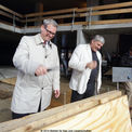Uwe Sander vom BBL M-V als Vertreter des Bauherrn und Prorektor der Universität, Prof. Dr. Schumacher als Vertreter des zukünftigen Nutzers, bei den traditionellen Hammerschlägen. © 2014 Betrieb für Bau und Liegenschaften Mecklenburg-Vorpommern