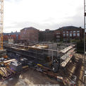 Blick von der Bibliothek auf die Baustelle des Hörsaalgebäudes, dessen Fertigstellung zur Mitte 2016 geplant ist. Im Hintergrund die Gebäude der ehemaligen Klinik für Innere Medizin. © 2014 Betrieb für Bau und Liegenschaften Mecklenburg-Vorpommern