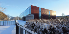 Der Neubau erlebt seinen ersten Winter und steht mit seiner dunkelroten Fassade sehr gut im Kontrast zum Schnee. © 2014 Betrieb für Bau und Liegenschaften Mecklenburg-Vorpommern