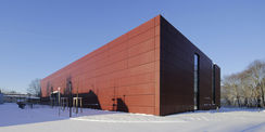 Kein Märchen! Weiß wie Schnee und rot wie die Fassade des neuen Laborgebäudes. © 2014 Betrieb für Bau und Liegenschaften Mecklenburg-Vorpommern