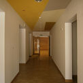 Flur im Erdgeschoss mit farbiger Deckengestaltung © 2015 Betrieb für Bau und Liegenschaften Mecklenburg-Vorpommern
