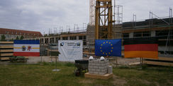 Die Baustelle ist geschmückt  die Utensilien für die feierliche Grundsteinlegung liegen bereit. © 2015 Betrieb für Bau und Liegenschaften Mecklenburg-Vorpommern