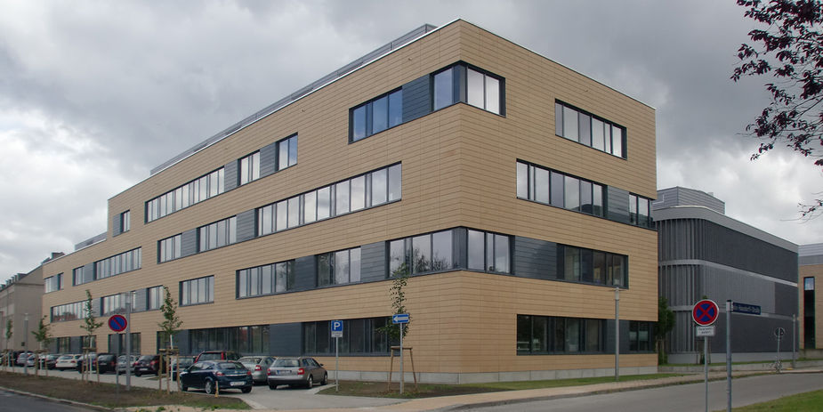 Der Neubau des Labor- und Praktikumsgebäudes als 2. Bauabschnitt - im Hintergrund rechts schließt direkt das Forschungszentrum C_DAT der 1. Bauabschnitt an. © 2015 Betrieb für Bau und Liegenschaften Mecklenburg-Vorpommern Der Neubau des Labor- und Praktikumsgebäudes als 2. Bauabschnitt - im Hintergrund rechts schließt direkt das Forschungszentrum C_DAT der 1. Bauabschnitt an. © 2015 Betrieb für Bau und Liegenschaften Mecklenburg-Vorpommern