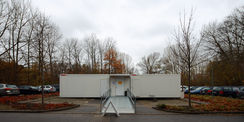 Damit sich für die Steuerpflichtigen nichts ändert  zieht die ZIA für die Dauer des Bauprojekts in diesen Container auf dem Parkplatz hinter dem Behördenzentrum. © 2015 Betrieb für Bau und Liegenschaften Mecklenburg-Vorpommern