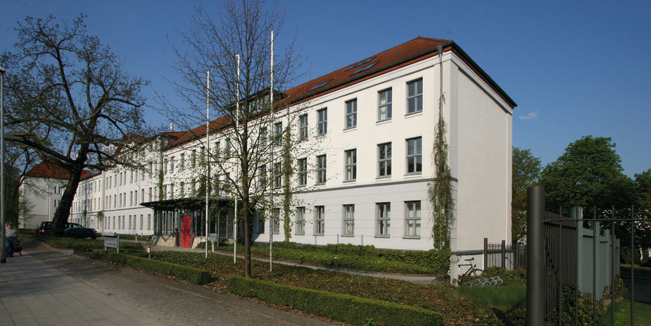 In der Werderstraße 4 ist das SBL Schwerin untergebracht. Die Aufgaben des Staatlichen Hochbaus für das Land und den Bund in MV sowie die Bewirtschaftung aller Landesdienststellen werden von hier aus erledigt. © 2013 Betrieb für Bau und Liegenschaften Mecklenburg-Vorpommern In der Werderstraße 4 ist das SBL Schwerin untergebracht. Die Aufgaben des Staatlichen Hochbaus für das Land und den Bund in MV sowie die Bewirtschaftung aller Landesdienststellen werden von hier aus erledigt. © 2013 Betrieb für Bau und Liegenschaften Mecklenburg-Vorpommern