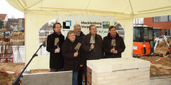 Der Grundstein wurde gefüllt  gelegt und versiegelt. Von links: Finanzminister Mathias Brodkorb  Professor Ralf Ludwig  BBL M-V Geschäftsbereichsleiter Uwe Sander  Rektor der Universität Rostock Professor Dr. Wolfgang Schareck und Institutsleiter Professo © 2016 Betrieb für Bau und Liegenschaften Mecklenburg-Vorpommern