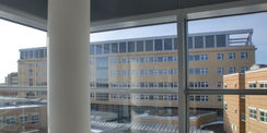 Blick vom 1. Bauabschnitt des Klinikums auf den Neubau des Diagnostikzentrums DZ 7 © 2012 Betrieb für Bau und Liegenschaften Mecklenburg-Vorpommern