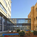 2-geschossiger Übergang zwischen DZ 7 und 2. Bauabschnitt des Klinikums © 2013 HWP Planungsgesellschaft mbH Stuttgart / Fotograf Vincent Leifer