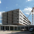 Der Rohbau des neuen DZ 7 mit dem Haupteingang des Klinikums © 2011 Betrieb für Bau und Liegenschaften Mecklenburg-Vorpommern