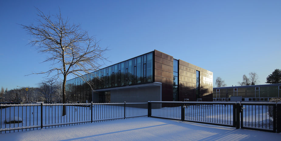 Der mit Mitteln der Europäischen Union geförderte Neubau im ersten Winter nach seiner Fertigstellung 2014/15. © 2014 Betrieb für Bau und Liegenschaften Mecklenburg-Vorpommern Der mit Mitteln der Europäischen Union geförderte Neubau im ersten Winter nach seiner Fertigstellung 2014/15. © 2014 Betrieb für Bau und Liegenschaften Mecklenburg-Vorpommern