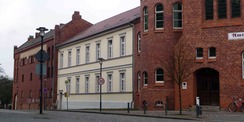 Blick auf das Gebäudeensemble vor der Sanierung: von links nach rechts Hafthaus   Altes Gebäude   Hauptgebäude (Eingang) © 2017 Betrieb für Bau und Liegenschaften Mecklenburg-Vorpommern