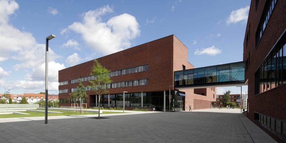 Die beiden Neubauten (links das Lehrgebäude und rechts das Forschungsgebäude) sind im 1. OG durch eine gläserne Brücke verbunden © 2015 Betrieb für Bau und Liegenschaften Mecklenburg-Vorpommern Die beiden Neubauten (links das Lehrgebäude und rechts das Forschungsgebäude) sind im 1. OG durch eine gläserne Brücke verbunden © 2015 Betrieb für Bau und Liegenschaften Mecklenburg-Vorpommern