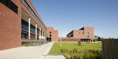 Fassaden aus Backsteinen der Gebäude auf dem Campus Südstadt der Universität Rostock unter blauem Himmel. © 2015 Betrieb für Bau und Liegenschaften Mecklenburg-Vorpommern