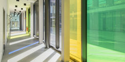 Lichtdurchfluteter Flur mit Farbverglasung im Laborgebäude. © Marion Schmieding/ Alexander Obst