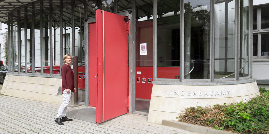 Maxi Raithel vor dem Eingang zum Dienstgebäude des BBL M-V Geschäftsbereich in Schwerin. © 2017 Betrieb für Bau und Liegenschaften Mecklenburg-Vorpommern Maxi Raithel vor dem Eingang zum Dienstgebäude des BBL M-V Geschäftsbereich in Schwerin. © 2017 Betrieb für Bau und Liegenschaften Mecklenburg-Vorpommern