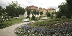 Blick vom Blumenrondell vor der Remise auf Kavalierhaus (links) und Schloss (rechts). © 2017 Betrieb für Bau und Liegenschaften Mecklenburg-Vorpommern
