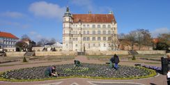 Mitarbeitende des BBL M-V bei der Bepflanzung des Schlossgartens © 2017 Betrieb für Bau und Liegenschaften Mecklenburg-Vorpommern