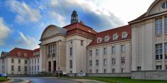 Das Landgericht mit dem Dokumentationszentrum am Demmlerplatz in Schwerin. © 2020 Staatliches Bau- und Liegenschaftsamt Schwerin