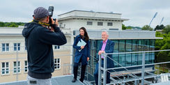 Bitte lächeln! Carmen-Alina Botezatu, Leiterin des SBL Rostock und Harald Jeguschke, Kaufmännischer Direktor der Universitätsmedizin werden auf dem Dach des ZMF von Georg Scharnweber, Pressefotograf der NNN, in Szene gesetzt. © 2020 Christian Hoffmann, FM MV