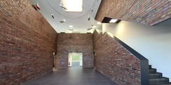 Foyer mit einer hängenden Kunstinstallation von David Mannstein + Dr. Maria Vill  Berlin mit dem Titel  Pa·t·rouil·le  © 2020 Staatliches Bau- und Liegenschaftsamt Neubrandenburg