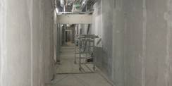 Flur im Obergeschoss: der Rohbau ist fertig  nun geht es an den Ausbau und die Technische Ausstattung des Gebäudes © 2020 SBL Greifswald