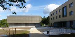 Blick von der Rudolf-Petershagen-Allee auf das neue Rechenzentrum (li.) und das direkt anschließende Büro- und Verwaltungsgebäude (re.) © 2020 SBL Greifswald