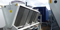 Die für den Betrieb erforderlichen Rückkühlwerke sind auf der südlichen Dachfläche angeordnet. © 2020 SBL Greifswald