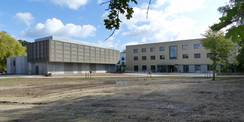 Blick auf das neue Rechenzentrum (links) und das direkt anschließende Büro- und Verwaltungsgebäude (rechts). Die Außenanlagen werden in den kommenden Wochen hergerichtet. © 2020 SBL Greifswald