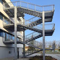Aus brandschutztechnischen Gründen wurde eine Fluchttreppe als Außentreppe errichtet. © 2020 SBL Neubrandenburg