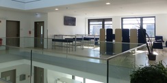 2. Obergeschoss mit Aufenthaltsbereich am Zentralen offenem Treppenhaus © 2020 Staatliches Bau- und Liegenschaftsamt Greifswald