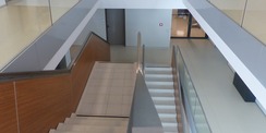 Blick vom 2. Obergeschoss in das zentrale offene Treppenhaus © 2020 Staatliches Bau- und Liegenschaftsamt Greifswald