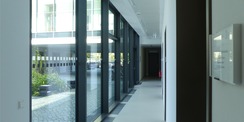 Flur im Erdgeschoss mit Blick in den Innenhof © 2020 Staatliches Bau- und Liegenschaftsamt Greifswald