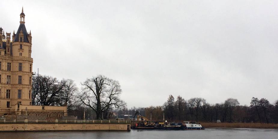 Beginn der Kampfmittelsondierung und -räumung vor der Kaimauer am Schloss Schwerin die bereits im März 2021 beendet worden ist. © 2021 SBL Schwerin Beginn der Kampfmittelsondierung und -räumung vor der Kaimauer am Schloss Schwerin die bereits im März 2021 beendet worden ist. © 2021 SBL Schwerin