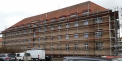 während der Sanierung - Gerüst für die Fenster- und Fassadensanierung © 2019 Betrieb für Bau und Liegenschaften Mecklenburg-Vorpommern