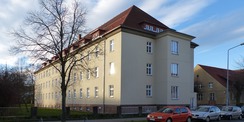 Blick aus NO von der Franz-Mehring-Straße auf das sanierte Institutsgebäude © 2021 SBL Greifswald
