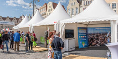 Blick auf den Pavillon der Landesregierung M-V  speziell auf die vier Pagoden  in denen sich das Finanzministerium präsentierte. Dabei waren (von links): die Kunstsammlungen  Staatlichen Schlösser und Gärten  das Finanzamt Rostock und der BBL M-V. © 2018 Landesmarketing M-V