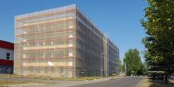 Nord-Ost-Perspektive des eingerüsteten Block E © 2018 Betrieb für Bau und Liegenschaften Mecklenburg-Vorpommern