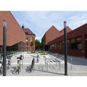 Grüne Bänke als Sitzgelegenheiten zwischen Cafeteria und Hörsaalgebäude bieten  auch im sonnigen Außenbereich eine hohe Aufenthaltsqualität. © 2018 Betrieb für Bau und Liegenschaften Mecklenburg-Vorpommern