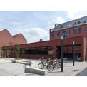 Der Neubau der Cafeteria passt sich in seiner äußeren Gestaltung an die umgebende Campusbebauung an. © 2018 Betrieb für Bau und Liegenschaften Mecklenburg-Vorpommern