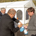 Prof. Dr. Wolfgang Schareck legt den Ausdruck des Gedichts  das er in seinem Redebeitrag vortrug  in den Grundstein. © 2018 Betrieb für Bau und Liegenschaften Mecklenburg-Vorpommern
